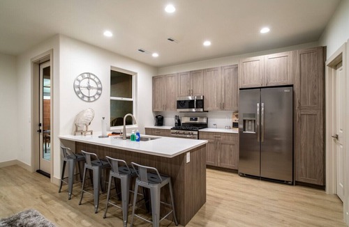 Santa Clara House | E-Scooters, Pizza Oven, Fire Pit, Pool, Arcades!