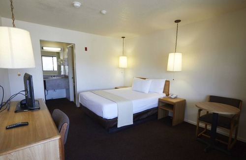 Newark Hotel | E-Z 8 Motel Newark