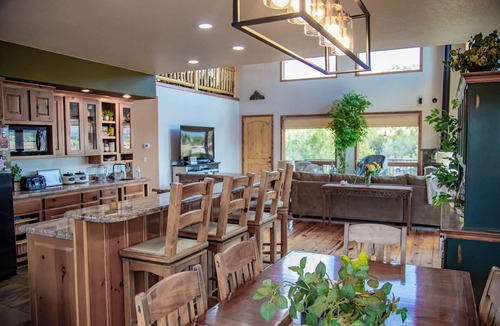 Springerville House | Eagar Hilltop Vista, 360 Views, Hot Tub, AC, Game room, Starlink, Sleeps 8
