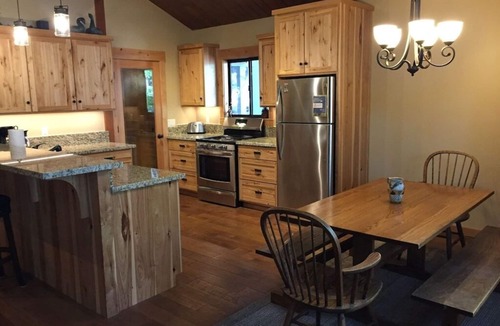 Sunnyside House | Easy walk to homeowners beach and Sunnyside