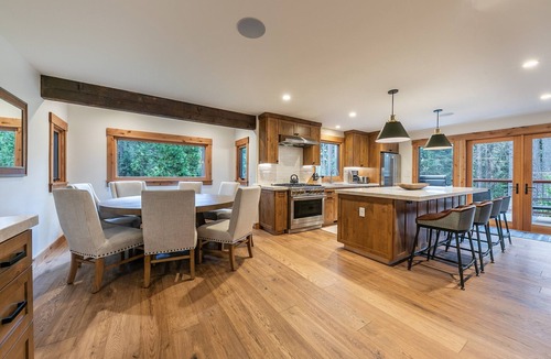 Sunnyside House | Eclipse Luxury at Tahoe Park by Tahoe Getaways - Hot Tub w/Fenced Yard & Steps to Private Beach