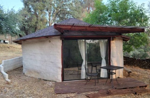 Oakhurst Cottage | Eco-Earth Home Near Yosemite & Bass Lake – The Boukarou Escape