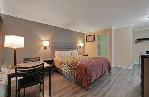 Woodland Cabin | Econo Lodge Woodland near I-5