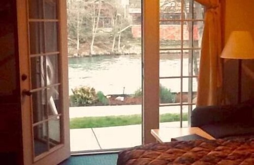 Shady Cove Hotel | Edgewater Inn Shady Cove