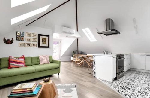 East Peralta Apartment | El Nido. Modern Victorian. Private Deck. Gated Parking. Fast, reliable Wi-Fi.