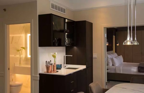 Downtown Portland Hotel | Elegant 1 King Presidential Suite – Luxury Stay Above Portland’s Skyline
