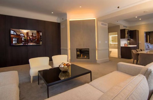 Downtown Portland Hotel | Elegant 1 King Presidential Suite – Luxury Stay Above Portland’s Skyline