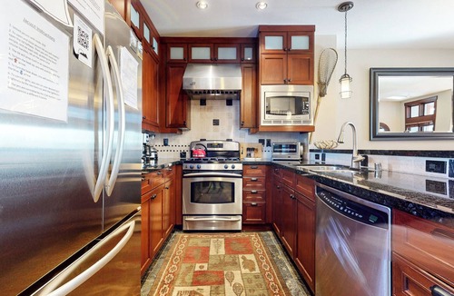 Mammoth Lakes House | Elegant Home, Private Hot Tub & Garage. Next To Biking & Walking Trails