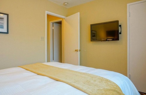 Corte Madera Hotel | Elegant Retreat | Near Golden Gate | Outdoor Pool | Free Parking | BBQ Area