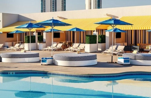 Gateway District Hotel | Elite 2 Queens at The STRAT Hotel, Casino & Tower