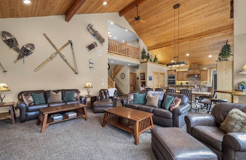 Deer Park House | Elkhorn Lodge, 5 King Suites, Hot Tub, SHARC Passes & Game Room
