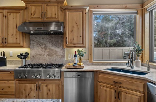 Deer Park House | Elkhorn Lodge, 5 King Suites, Hot Tub, SHARC Passes & Game Room