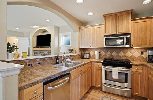 Boyd Acres House | Ellie 30 Day Minimum - Northwest Bend Convenient Location - Private Walled Deck