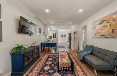 East Queen Anne Apartment | Emerald Leaf Downstairs