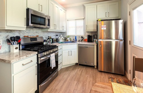 North Tustin House | Enchanting Garden Cottage - King Bed -Spa Bath -Private Patio in Heart of the OC