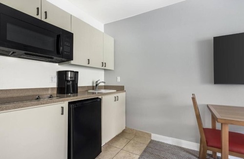 Canyon Corridor Hotel | Enjoy 2 Rooms in Palm Springs Perfect for Sightseeing and Relaxation