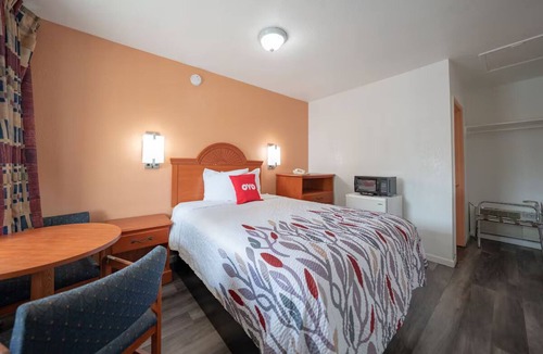 Madras Hotel | Enjoy a King Bed & Easy Parking at a Comfortable Room Near Sahalee Park