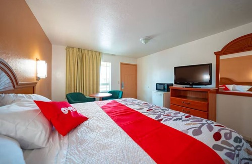 Madras Hotel | Enjoy a King Bed & Easy Parking at a Comfortable Room Near Sahalee Park