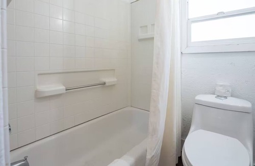 Madras Hotel | Enjoy a King Bed & Easy Parking at a Comfortable Room Near Sahalee Park