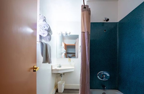 Madras Hotel | Enjoy a King Bed & Easy Parking at a Comfortable Room Near Sahalee Park