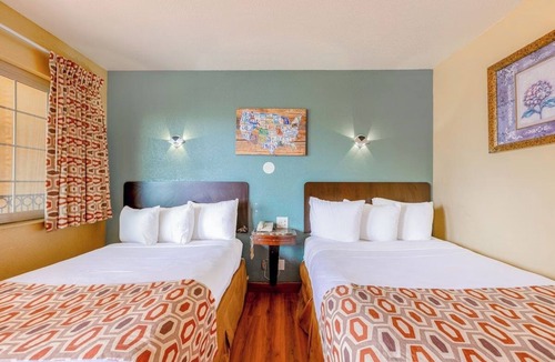Loma Alta Hotel | Enjoy a Restful Stay in 4 Tranquil Rooms Close to Oceanside Beach