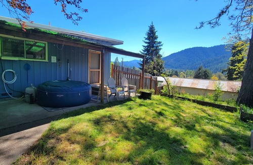 Oakridge House | Enjoy Mountain Peak Views from Hot Tub in Uptown Oakridge 2 Bdr
