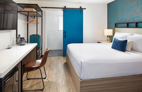 Beach Barber Tract Hotel | Enjoy Ocean Breezes in Charming Room in La Jolla, Steps to the Beach