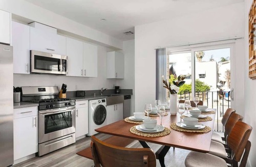 Westlake House | Enjoy Stylish 4BR Townhouse, Sleeps 9 with Wi-Fi