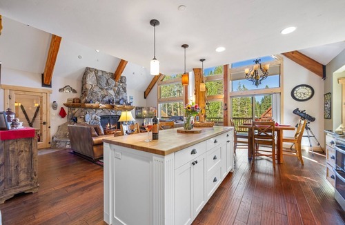 Serene Lakes Cabin | Enjoy the High Sierras at the Hillside Mountain Retreat, elegantly rustic cabin