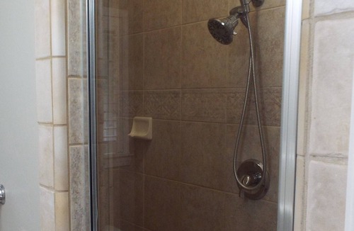 Oak Shores House | Entertaining lakeview home pet friendly, WiFi, sleeps 12