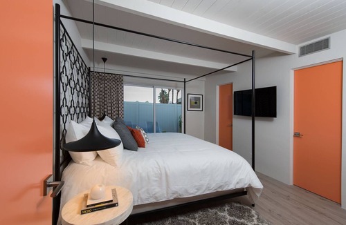 Old Las Palmas Hotel | Entire Boutique Hotel | Sleeps 38, Resort Pool, Walk to Downtown | The Weekend