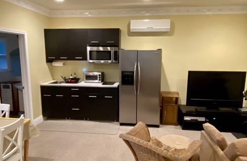 Arcadia House | Entire Detached Guesthouse Studio with Private Entrance