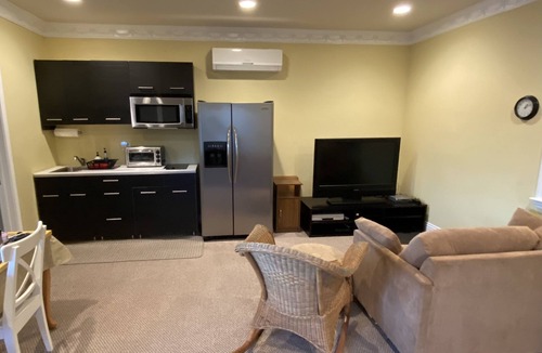 Arcadia House | Entire Detached Guesthouse Studio with Private Entrance