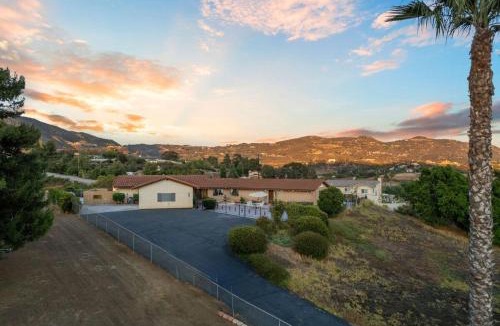 Jamul House | Entire Private House with Mountain View, Jetted Tub, 2500 sqft, King Bed, Garage, 3 Bedrooms 2 Bathrooms, Available Now