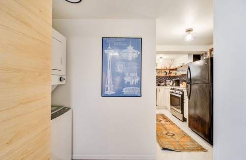 University District House | Entire Upgraded House 7BR/6BA w/AC Walk to Light Rail, Restaurants & Grocery