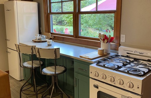 West Stayton Cabin | Escape the hustle and bustle and unwind at RIVERLOFT! Tranquility Awaits!