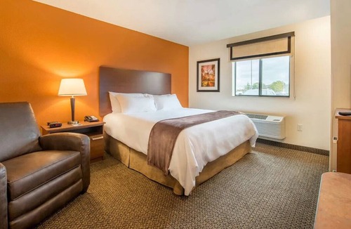 St. George Hotel | Escape to Comfort: Room with Kitchen Near Local Attractions, Pet-Friendly