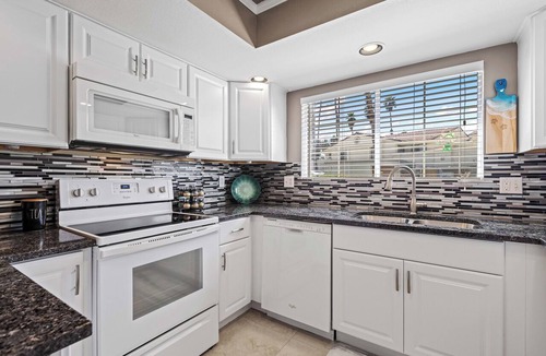 Palm Springs Condo | Escape to Desert Oasis - Palm Springs for a memorable vacation experience!