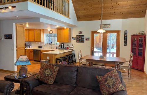 Truckee House | Escape to Margaritaville - Pet Friendly & Hot Tub. 30 Day Minimum Rental.