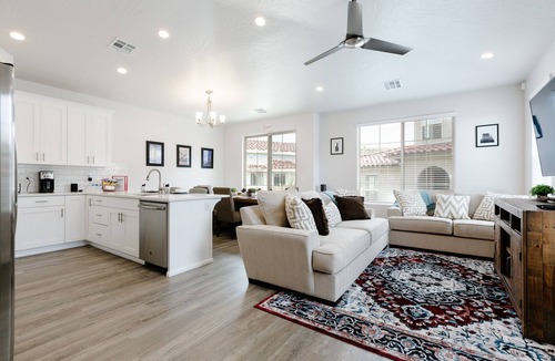 Washington House | Escondido 1126 sleeps 13 guests 3 bedrooms Xbox one