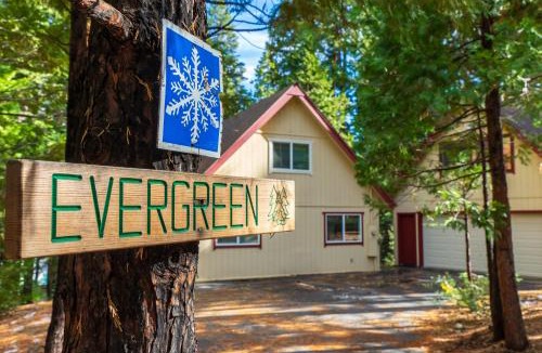 Dorrington House | Evergreen Chalet Game Room Kayaks & SUP Big Trees Pool Access