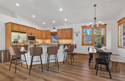 Tahoe Paradise House | Evergreen Getaway - Pet Friendly in SLT w Hot Tub