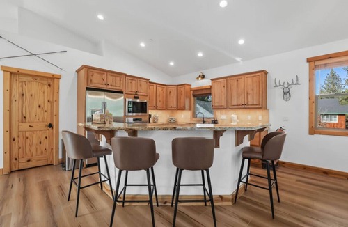 Tahoe Paradise House | Evergreen Getaway - Pet Friendly in SLT w Hot Tub