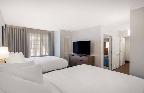Sorrento Valley Hotel | Everything You Need For The Perfect Vacation! Heated Outdoor Pool, Pets Allowed!