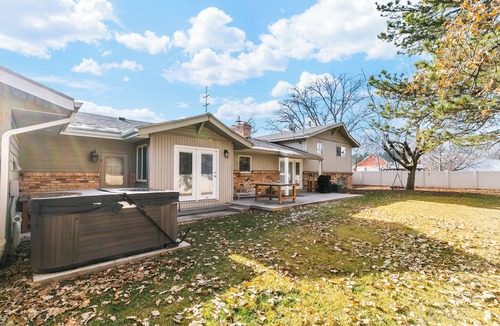 Murray House | Exceptional House with Hot Tub, Close to Ski Resorts, Sleeps 10, 4BR/2BA