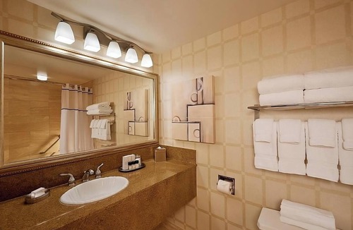 Downtown Las Vegas Hotel | Exciting Entertainment Right On-site! 2 Pools, Shopping!