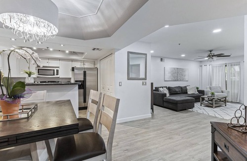 Camelback East Condo | Executive 2 Bdrm Condo in the Heart of Biltmore!