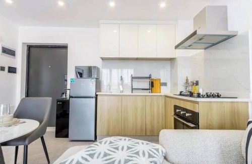Kilimani Apartment | Executive Work-Ready 1BR Walk to Junction Mall