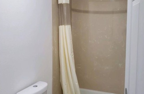 Oakland Hotel | Experience Affordable Comfort Near Oakland Zoo in Queen Room