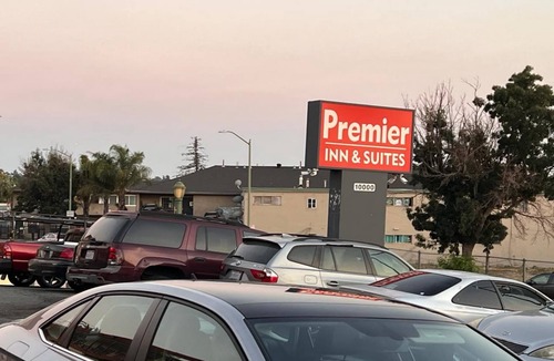 Oakland Hotel | Experience Affordable Comfort Near Oakland Zoo in Queen Room